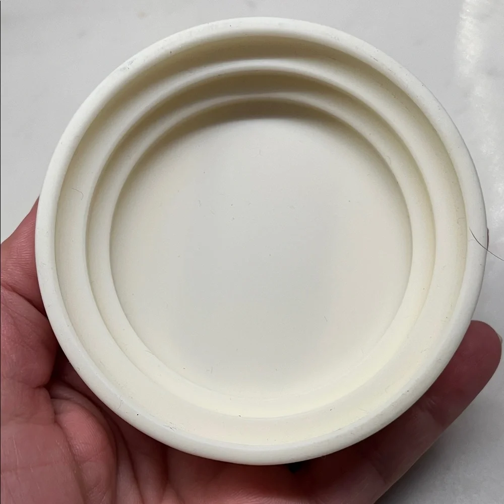 White Silicone Cat Food Lid With Compact Spoon.